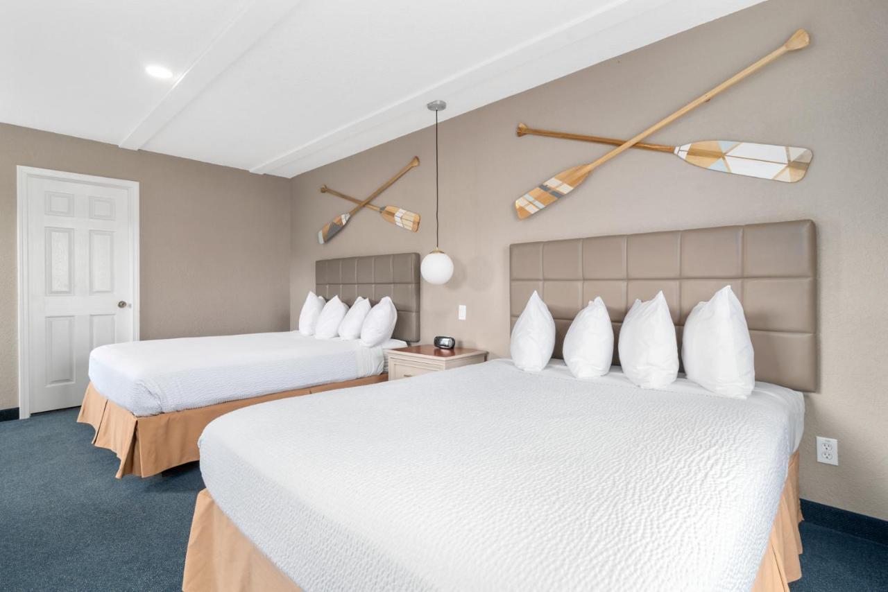 Clearwater Lakeshore Motel Макино Сити Екстериор снимка