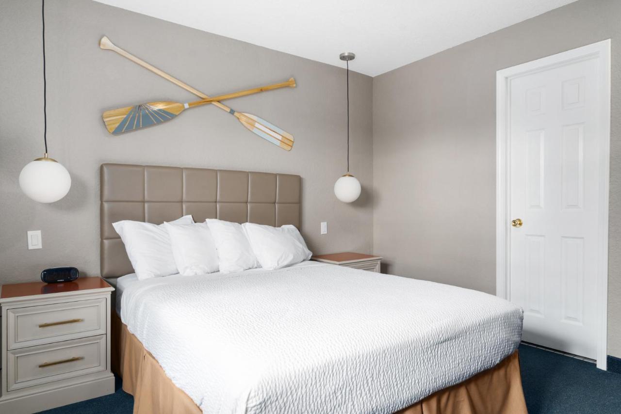 Clearwater Lakeshore Motel Макино Сити Екстериор снимка