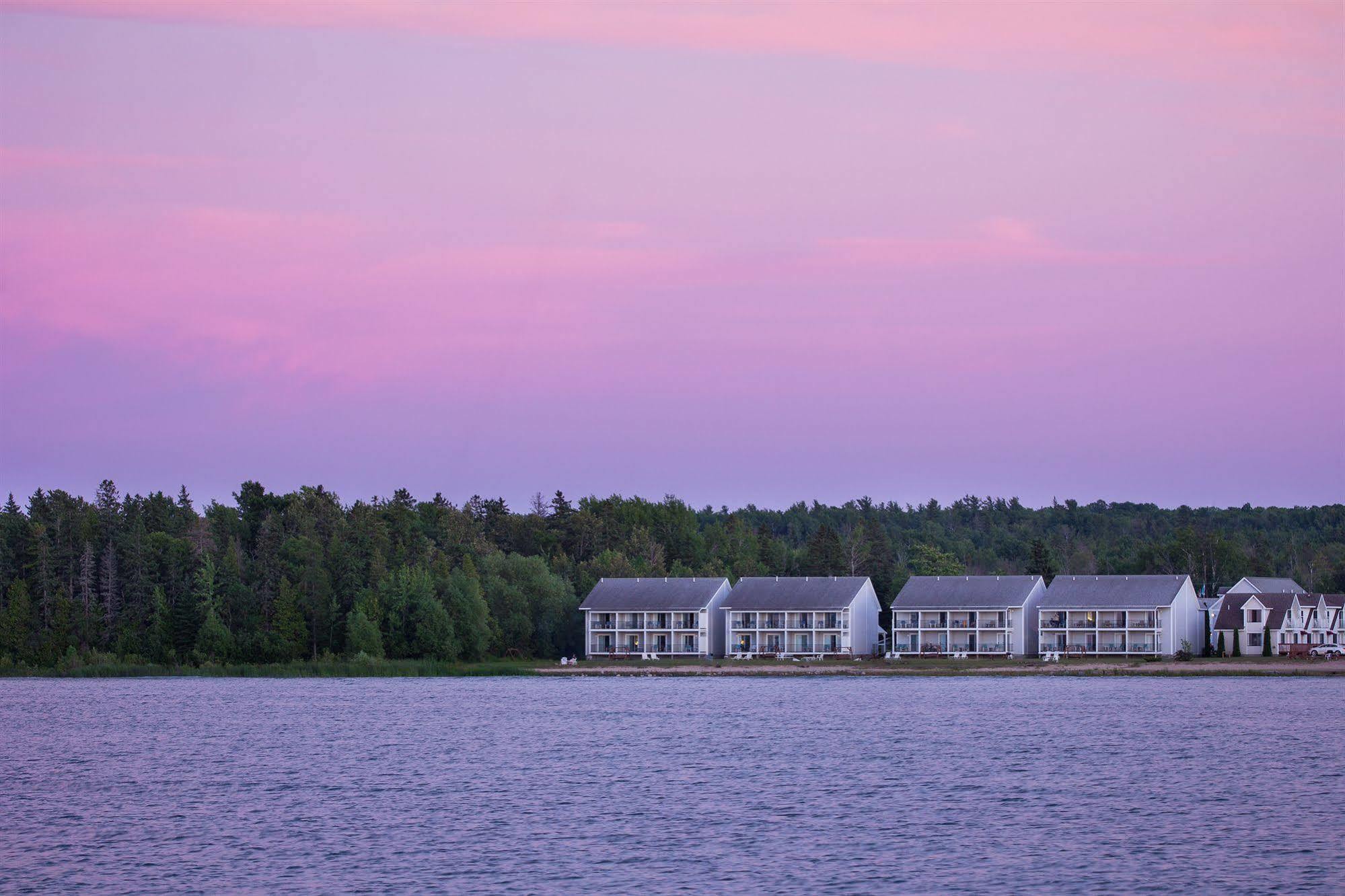 Clearwater Lakeshore Motel Макино Сити Екстериор снимка